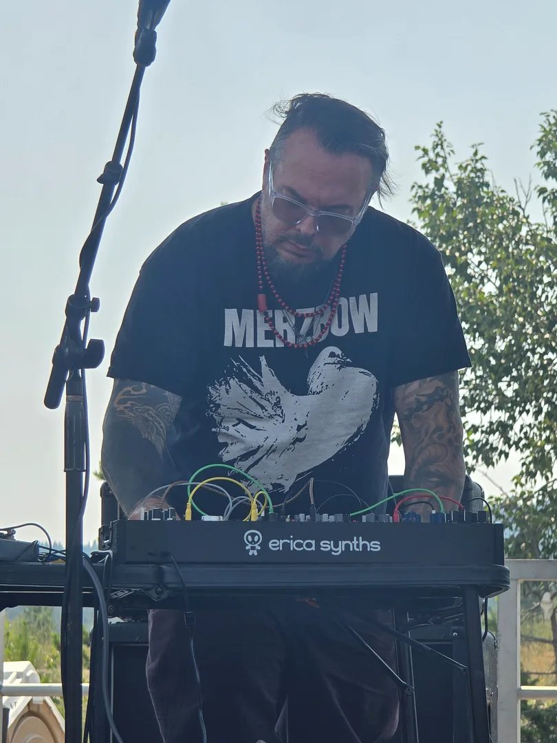 Iggor Cavalera rocking a Merzbow shirt at Fire in the Mountains